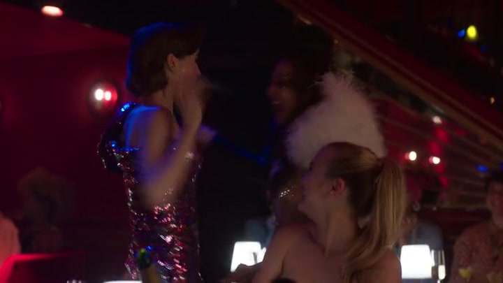 Emily_in_Paris_S02E01_WEBRip_x264-ION10_1877.jpg