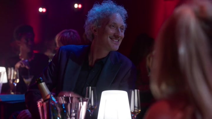 Emily_in_Paris_S02E01_WEBRip_x264-ION10_1890.jpg