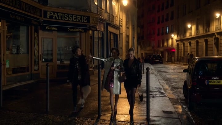 Emily_in_Paris_S02E01_WEBRip_x264-ION10_1925.jpg