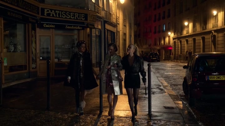 Emily_in_Paris_S02E01_WEBRip_x264-ION10_1927.jpg