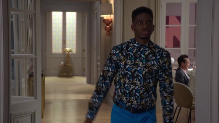 Emily_in_Paris_S02E01_WEBRip_x264-ION10_2031.jpg