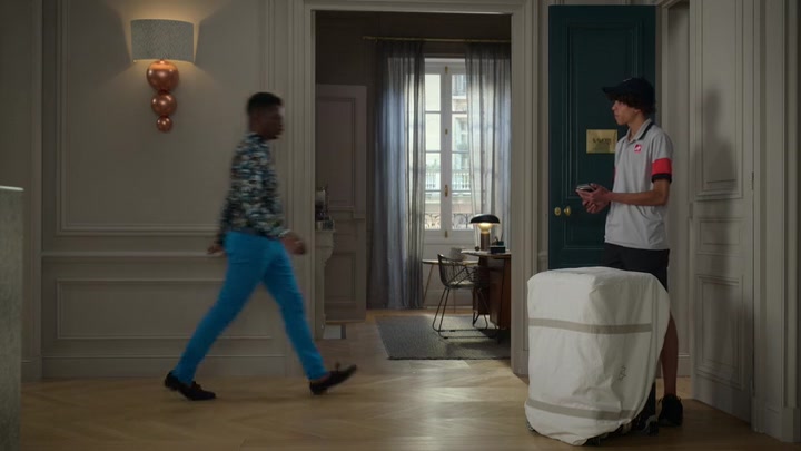 Emily_in_Paris_S02E01_WEBRip_x264-ION10_2033.jpg