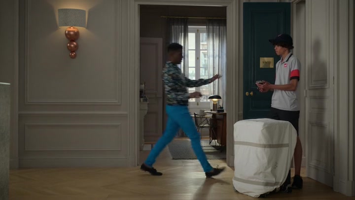 Emily_in_Paris_S02E01_WEBRip_x264-ION10_2034.jpg