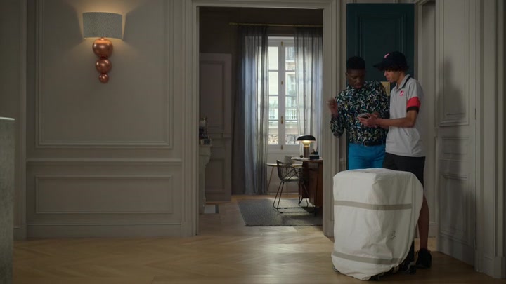 Emily_in_Paris_S02E01_WEBRip_x264-ION10_2036.jpg