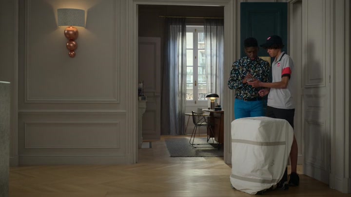 Emily_in_Paris_S02E01_WEBRip_x264-ION10_2037.jpg