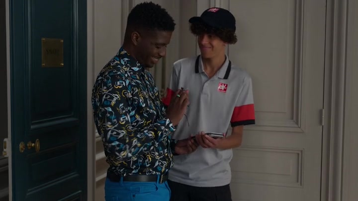 Emily_in_Paris_S02E01_WEBRip_x264-ION10_2042.jpg