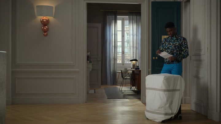 Emily_in_Paris_S02E01_WEBRip_x264-ION10_2057.jpg