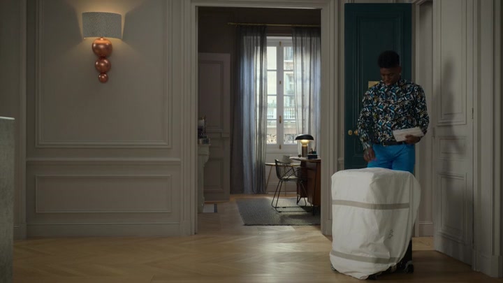 Emily_in_Paris_S02E01_WEBRip_x264-ION10_2058.jpg