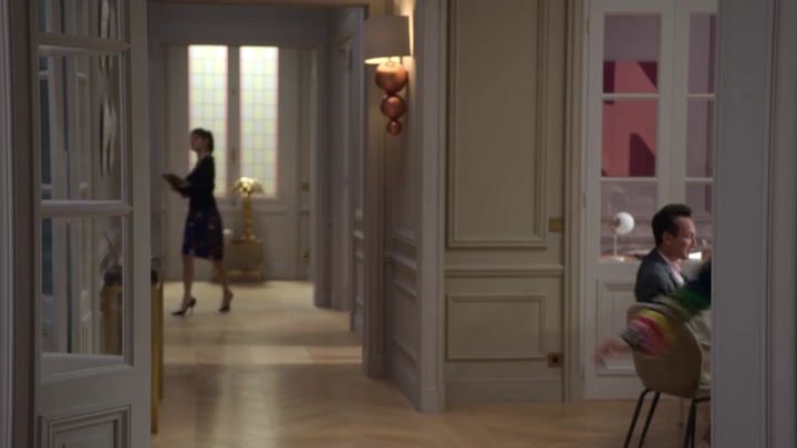 Emily_in_Paris_S02E01_WEBRip_x264-ION10_2069.jpg
