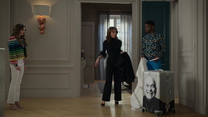 Emily_in_Paris_S02E01_WEBRip_x264-ION10_2101.jpg