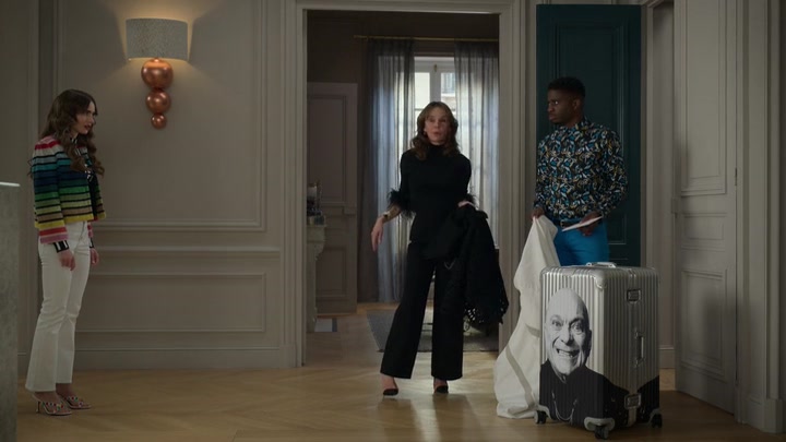 Emily_in_Paris_S02E01_WEBRip_x264-ION10_2102.jpg