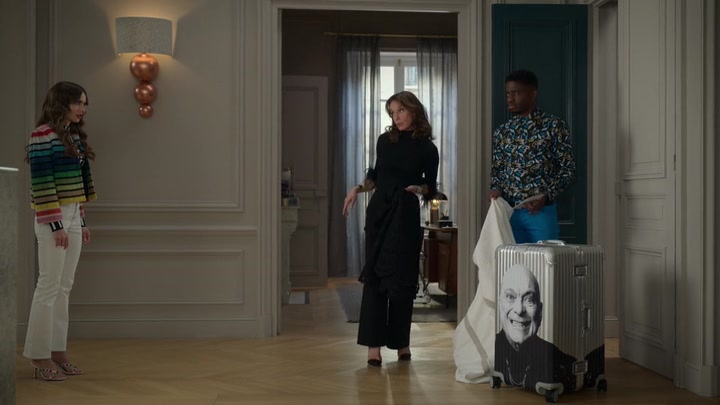 Emily_in_Paris_S02E01_WEBRip_x264-ION10_2105.jpg