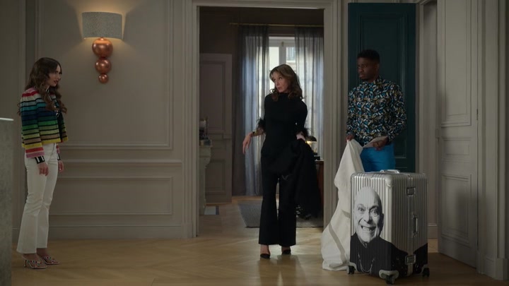 Emily_in_Paris_S02E01_WEBRip_x264-ION10_2106.jpg
