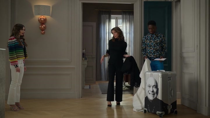 Emily_in_Paris_S02E01_WEBRip_x264-ION10_2107.jpg