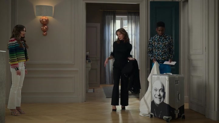 Emily_in_Paris_S02E01_WEBRip_x264-ION10_2108.jpg