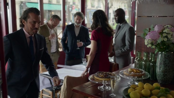 Emily_in_Paris_S02E01_WEBRip_x264-ION10_2168.jpg