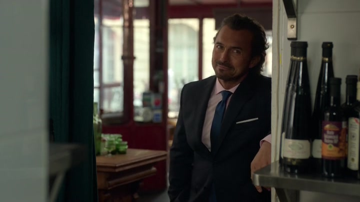 Emily_in_Paris_S02E01_WEBRip_x264-ION10_2207.jpg