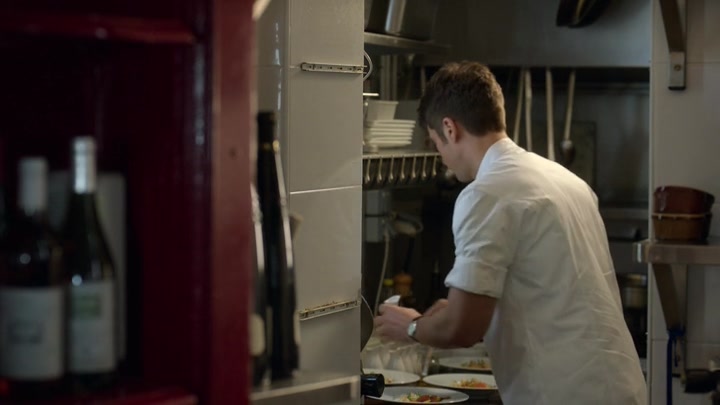 Emily_in_Paris_S02E01_WEBRip_x264-ION10_2211.jpg