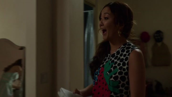 Emily_in_Paris_S02E01_WEBRip_x264-ION10_2223.jpg