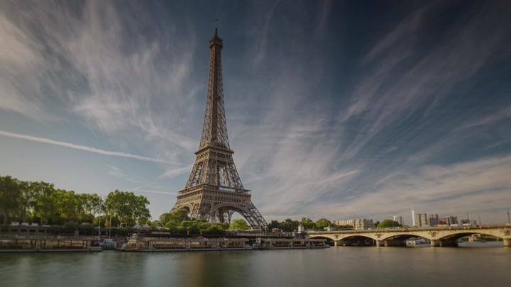 Emily_in_Paris_S02E01_WEBRip_x264-ION10_2298.jpg