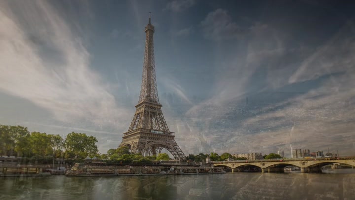 Emily_in_Paris_S02E01_WEBRip_x264-ION10_2301.jpg