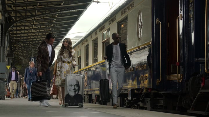 Emily_in_Paris_S02E01_WEBRip_x264-ION10_2323.jpg