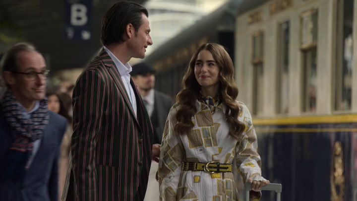 Emily_in_Paris_S02E01_WEBRip_x264-ION10_2335.jpg
