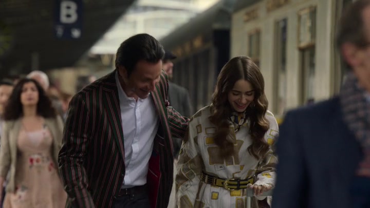 Emily_in_Paris_S02E01_WEBRip_x264-ION10_2341.jpg