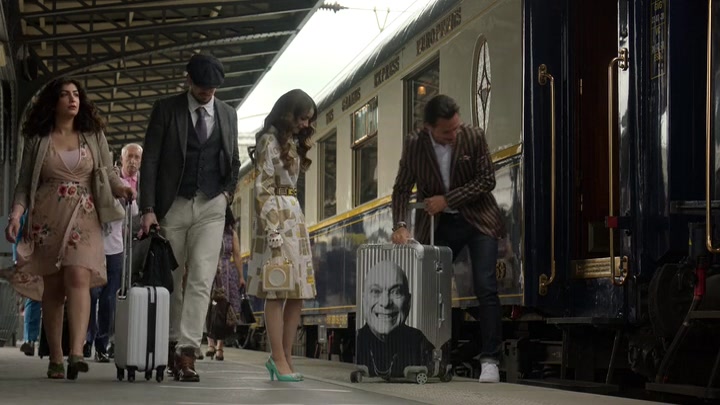 Emily_in_Paris_S02E01_WEBRip_x264-ION10_2357.jpg