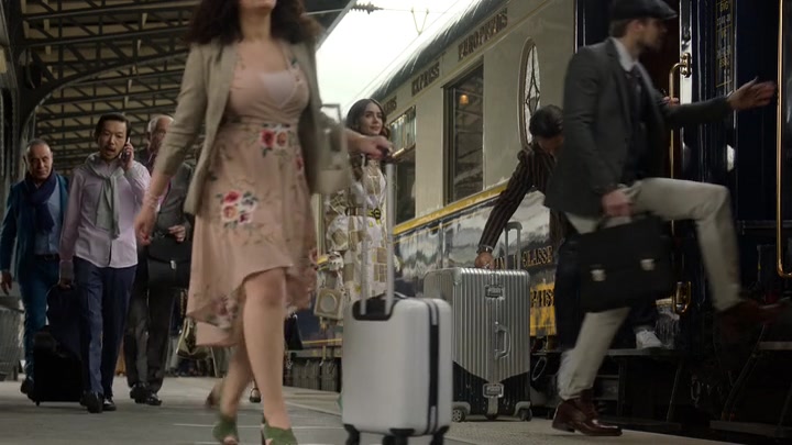 Emily_in_Paris_S02E01_WEBRip_x264-ION10_2362.jpg
