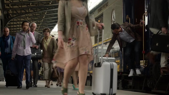 Emily_in_Paris_S02E01_WEBRip_x264-ION10_2363.jpg