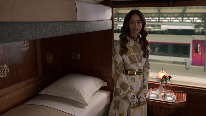 Emily_in_Paris_S02E01_WEBRip_x264-ION10_2377.jpg