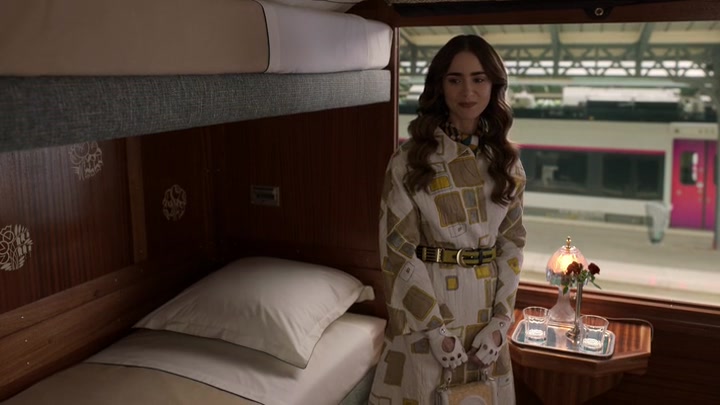 Emily_in_Paris_S02E01_WEBRip_x264-ION10_2378.jpg