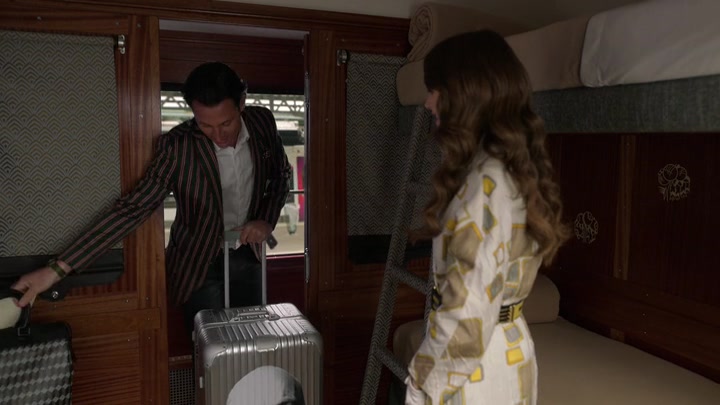 Emily_in_Paris_S02E01_WEBRip_x264-ION10_2385.jpg