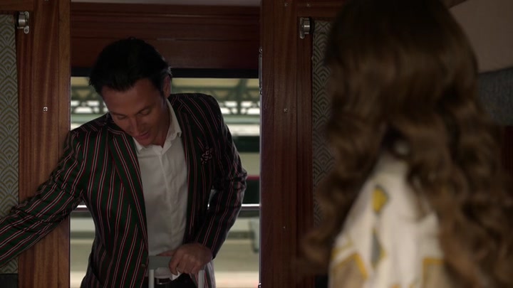 Emily_in_Paris_S02E01_WEBRip_x264-ION10_2386.jpg