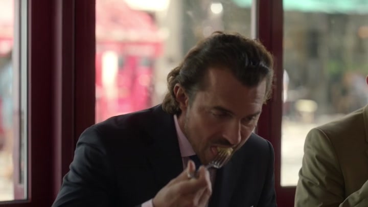 Emily_in_Paris_S02E01_WEBRip_x264-ION10_2423.jpg