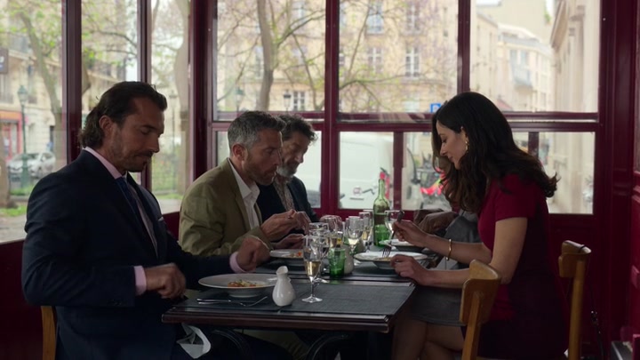 Emily_in_Paris_S02E01_WEBRip_x264-ION10_2435.jpg