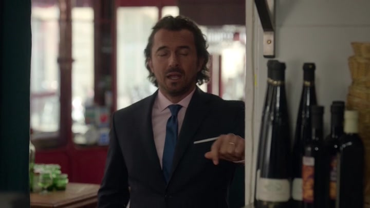 Emily_in_Paris_S02E01_WEBRip_x264-ION10_2449.jpg