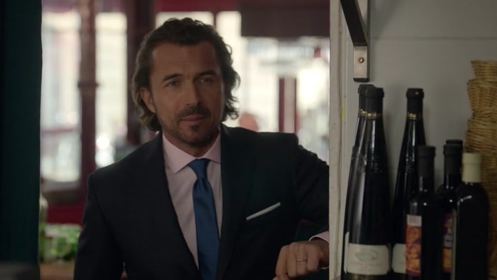 Emily_in_Paris_S02E01_WEBRip_x264-ION10_2450.jpg