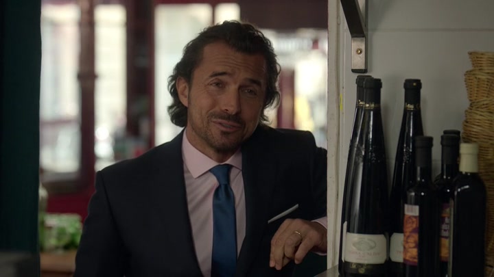 Emily_in_Paris_S02E01_WEBRip_x264-ION10_2469.jpg