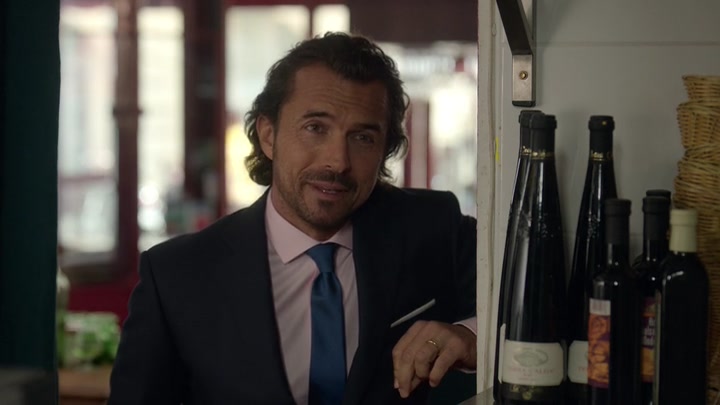 Emily_in_Paris_S02E01_WEBRip_x264-ION10_2471.jpg