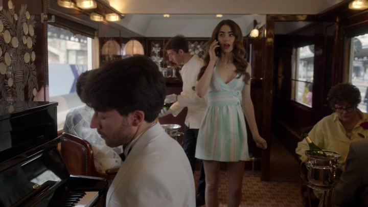 Emily_in_Paris_S02E01_WEBRip_x264-ION10_2515.jpg