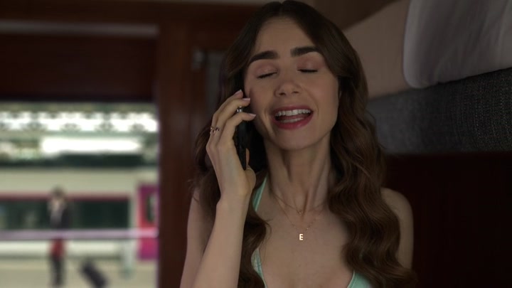 Emily_in_Paris_S02E01_WEBRip_x264-ION10_2575.jpg