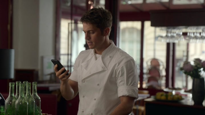 Emily_in_Paris_S02E01_WEBRip_x264-ION10_2620.jpg