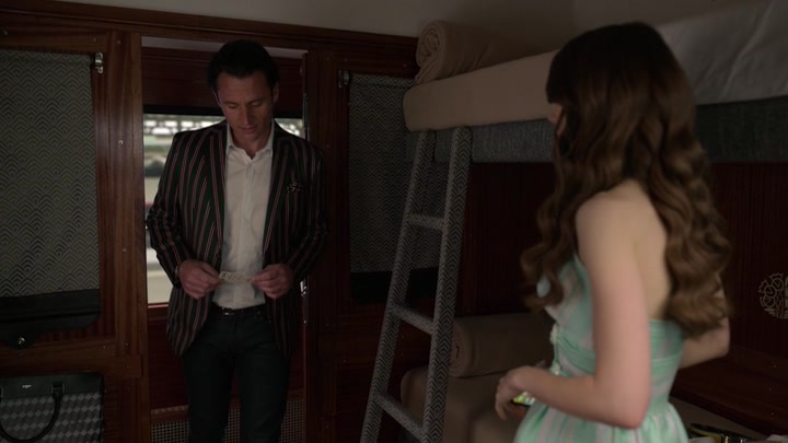 Emily_in_Paris_S02E01_WEBRip_x264-ION10_2630.jpg
