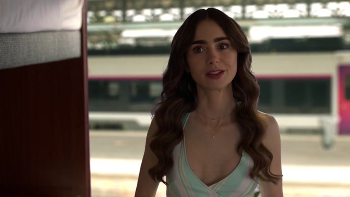 Emily_in_Paris_S02E01_WEBRip_x264-ION10_2646.jpg