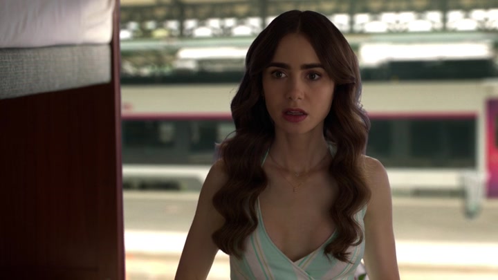 Emily_in_Paris_S02E01_WEBRip_x264-ION10_2659.jpg
