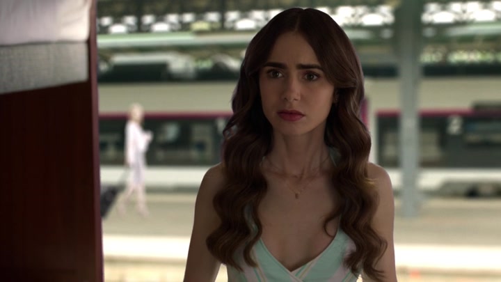 Emily_in_Paris_S02E01_WEBRip_x264-ION10_2686.jpg