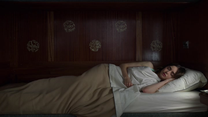 Emily_in_Paris_S02E02_WEBRip_x264-ION10_0021.jpg