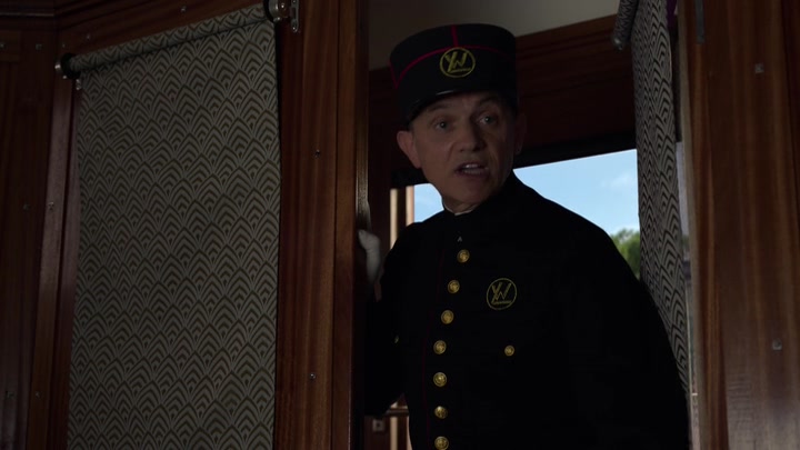 Emily_in_Paris_S02E02_WEBRip_x264-ION10_0026.jpg